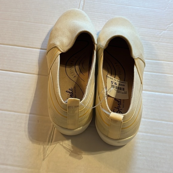 NWT-life stride soft system-9.5-butter yellow-flip on sneaker with active arch - Picture 8 of 12